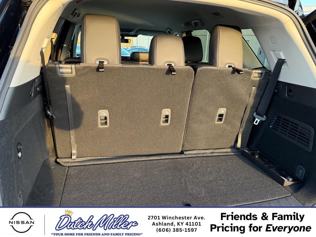 2025 Nissan Pathfinder SL