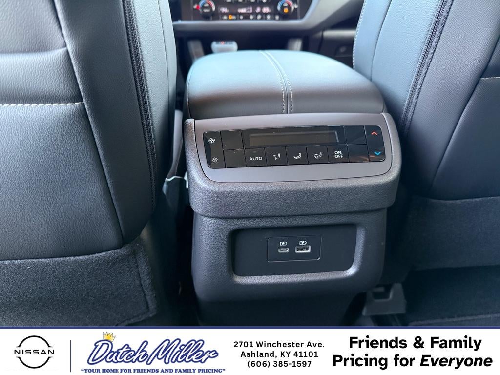 2025 Nissan Pathfinder SL