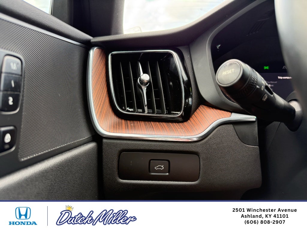 2023 Volvo XC60 Plus Bright Theme